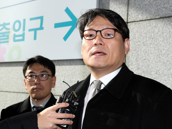 이광철 대통령비서실 민정비서관이 29일 오전 서울 서초구 서울중앙지검으로 출석하고 있다. 2020.1.29 연합뉴스