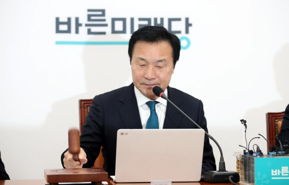 바른미래당 손학규 대표가 3일 오전 국회에서 열린 최고위원회의에서 의사봉을 두드리고 있다. 2020.2.3 연합뉴스
