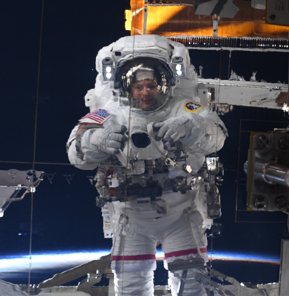 제시카 메이어가 우주유영 중 촬영한 셀카. 국제우주정거장 태양전지판에 비치는 자신의 모습을 담고있다.