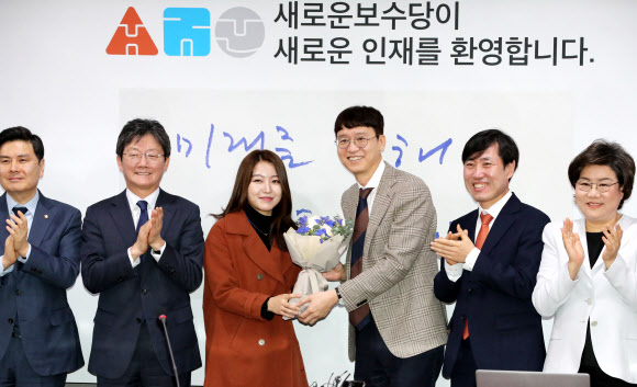 환영 꽃다발 받는 김웅 전 부장검사 - ‘검사내전’ 저자인 김웅 전 부장검사(왼쪽 네 번째)가 4일 오전 서울 여의도 국회 의원회관에서 열린 새로운보수당 영입행사에서 환영 꽃다발을 받고 있다. 2020.2.4 연합뉴스