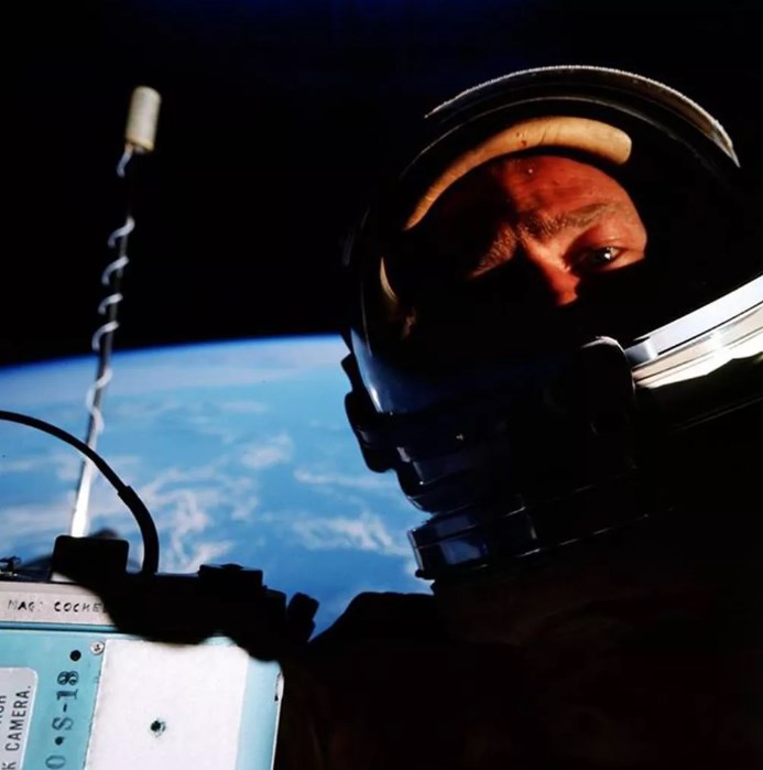 버즈 올드린이 촬영한 최초의 우주 셀카