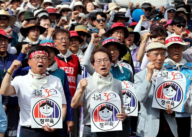전국교사대회 참석한 조희연 교육감 - 조희연 서울시교육감이 25일 오후 서울 종로구 우정국로에서 열린 전교조 결성 30주년 전국교사대회에 참석해 구호를 외치고 있다. 전교조는 법외노조 취소를 촉구하는 가운데, 정부는 대법원 판단을 기다린다는 원론적인 입장을 고수하고 있다.전교조는 정부를 상대로 법외노조 통보처분의 취소를 요구하는 소송을 냈지만 1?2심 모두 법외노조 통보처분이 적법하다고 판결했으며, 소송은 2016년 2월 전교조가 상고한 이후 3년3개월째 대법원에 계류 중이다. 2019.5.25/뉴스1