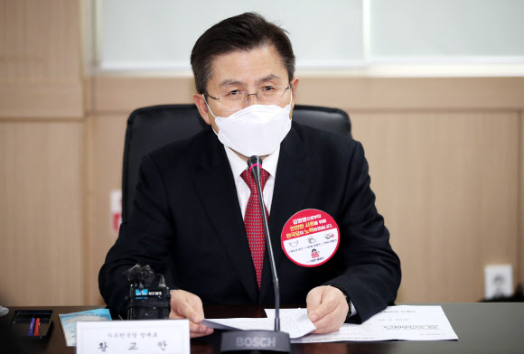 - 29일 경기도 과천 서울특별시 보건환경연구원에서 신종 코로나바이러스 대책 TF 현장을 방문한 자유한국당 황교안 대표가 마스크를 착용한 채 인사말 하고 있다. 2020.1.29 연합뉴스