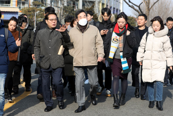 더불어민주당 후보로 종로 출마를 선언한 이낙연 전 국무총리가 9일 오후 서울 종로구 사직동을 방문, 동네를 둘러보고 있다. 2020.2.9 연합뉴스