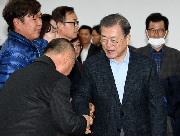 - 문재인 대통령이 9일 중국 우한 교민들이 임시 생활하고 있는 진천 공무원인재개발원 인근 맹동혁신도시출장소에서 진천·음성 주민들을 만나고 있다. 2020.2.9 연합뉴스