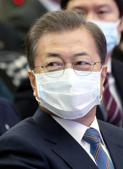 - 문재인 대통령이 6일 부산시청에서 열린 ‘부산형 일자리 상생 협약식’에 마스크를 착용한 채 참석해 있다. 2020.2.6 연합뉴스