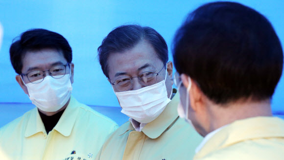 - 문재인 대통령이 5일 성동구 보건소에서 신종 코로나바이러스 감염증 대응 설명을 듣고 있다. 오른쪽은 박원순 서울시장.연합뉴스.