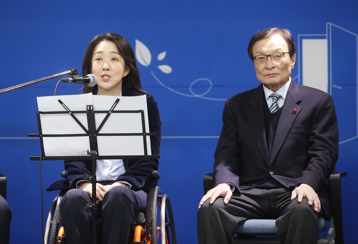 더불어민주당 ‘총선 영입인재 1호’인 최혜영 장애인식개선교육센터 이사장이 26일 서울 여의도 당사에서 인사말을 하고 있다. 최 이사장은 신라대 무용학과를 다니며 발레리나의 길을 걷던 2003년 스물넷의 나이에 교통사고로 사지마비 척수장애 판정을 받았다. 2019.12.26