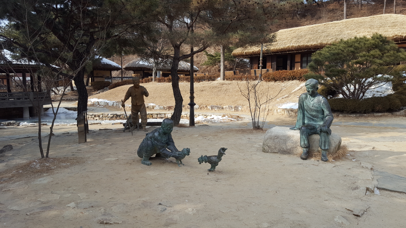 김유정의 소설 동백꽃에 나오는 한 장면, 점순이네 수탉이 보인다