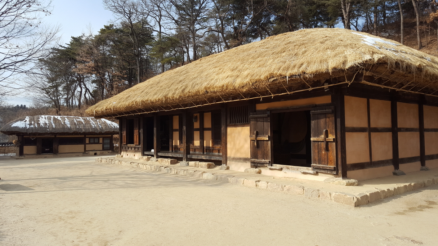 김유정 생가. 어린 시절 김유정은 부유한 편이었으나 20대 이후 그의 집안 형편은 급격히 기운다