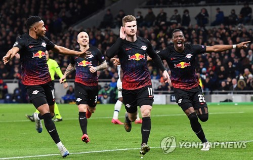 티모 베르너(가운데)의 페널티킥 선제골이 나온 뒤 기뻐하는 라이프치히 선수들. - EPA=연합뉴스
