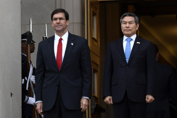 의장대 환영행사 지켜보는 한미 국방장관 - 마크 에스퍼 미국 국방장관과 미국을 방문한 정경두 한국 국방장관이 24일(현지시간) 워싱턴DC 국방부 청사에서 의장대 환영행사를 지켜보고 있다. 워싱턴 AP=연합뉴스