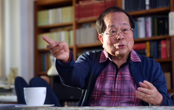 아우구스티누스 라틴어 원본을 번역하는 신학자이자 사회에 진보적 목소리를 내는 개혁가로서 활동해온 성염 전 교황청 주재 한국대사가 지난 18일 서울 도봉구 자택에서 자신의 인생을 돌아보며 신앙과 사회 정의에 대해 이야기하고 있다.정연호 기자 tpgod@seoul.co.kr