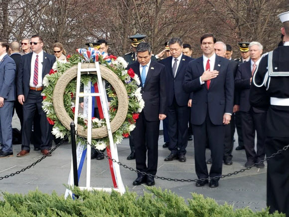 한국전 참전기념공원 방문한 정경두-마크 에스퍼 - 정경두 국방부 장관과 마크 에스퍼 미 국방부 장관이 24일(현지시간) 워싱턴DC 한국전 참전기념공원을 방문해 헌화 후 묵념하고 있다. 2020.2.25 연합뉴스