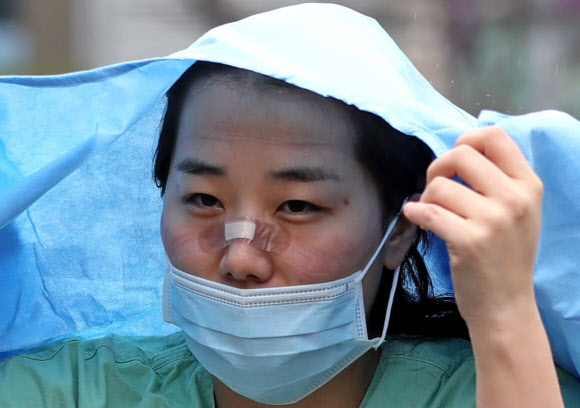 그대들이 있어 감사합니다 - 28일 오후 신종코로나바이러스 감염증(코로나19) 확진자 격리병상이 마련된 대구시 중구 계명대학교 대구동산병원에 근무하는 의료진 얼굴에 보호구를 쓴 자국이 선명하게 남아 있다. 2020.2.28 연합뉴스