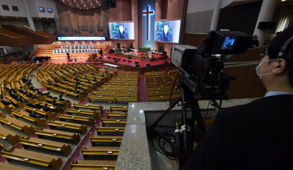 대형교회, 온라인 중계로 주일예배… 일부는 ‘강행’ - 코로나19 확산이 연일 거세지는 가운데 1일 일요일을 맞아 서울 여의도순복음교회뿐 아니라 중구 영락교회, 강남구 광림교회·강남동산교회·소망교회, 광진구 광장교회, 종로구 새문안교회 등 서울시내 주요 교회들이 현장 주일예배를 중단했다. 사진은 이날 여의도순복음교회에서 가정 영상예배를 위한 최소 필요 인력만 남아 예배를 진행하는 모습. 한편 주일예배를 강행한 일부 교회도 있었다. 서울 구로구의 한 교회는 코로나19 확산을 방지하고자 바코드로 주일예배에 참석한 성도들의 신분을 확인하고 열감지 카메라로 체온을 측정했다.정연호 기자 tpgod@seoul.co.kr