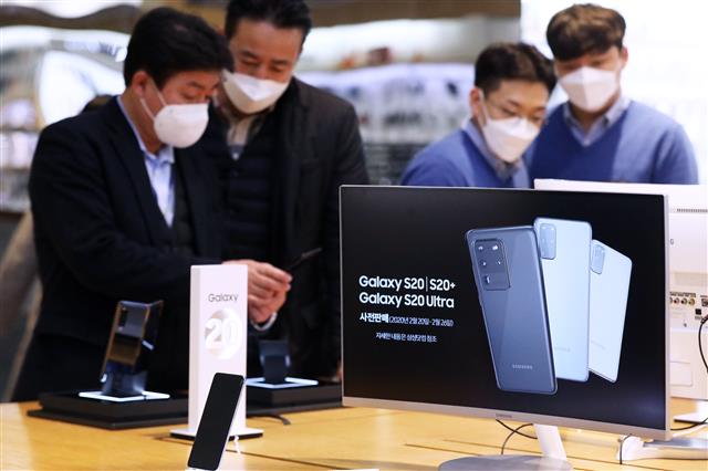 딜라이트숍에서 새 스마트폰 홍보 - 지난 12일 서울 서초구 삼성전자 딜라이트숍에서 마스크를 쓴 시민들이 갤럭시S20과 갤럭시Z플립 등 삼성전자의 새 스마트폰 제품을 살펴보고 있다.뉴스1