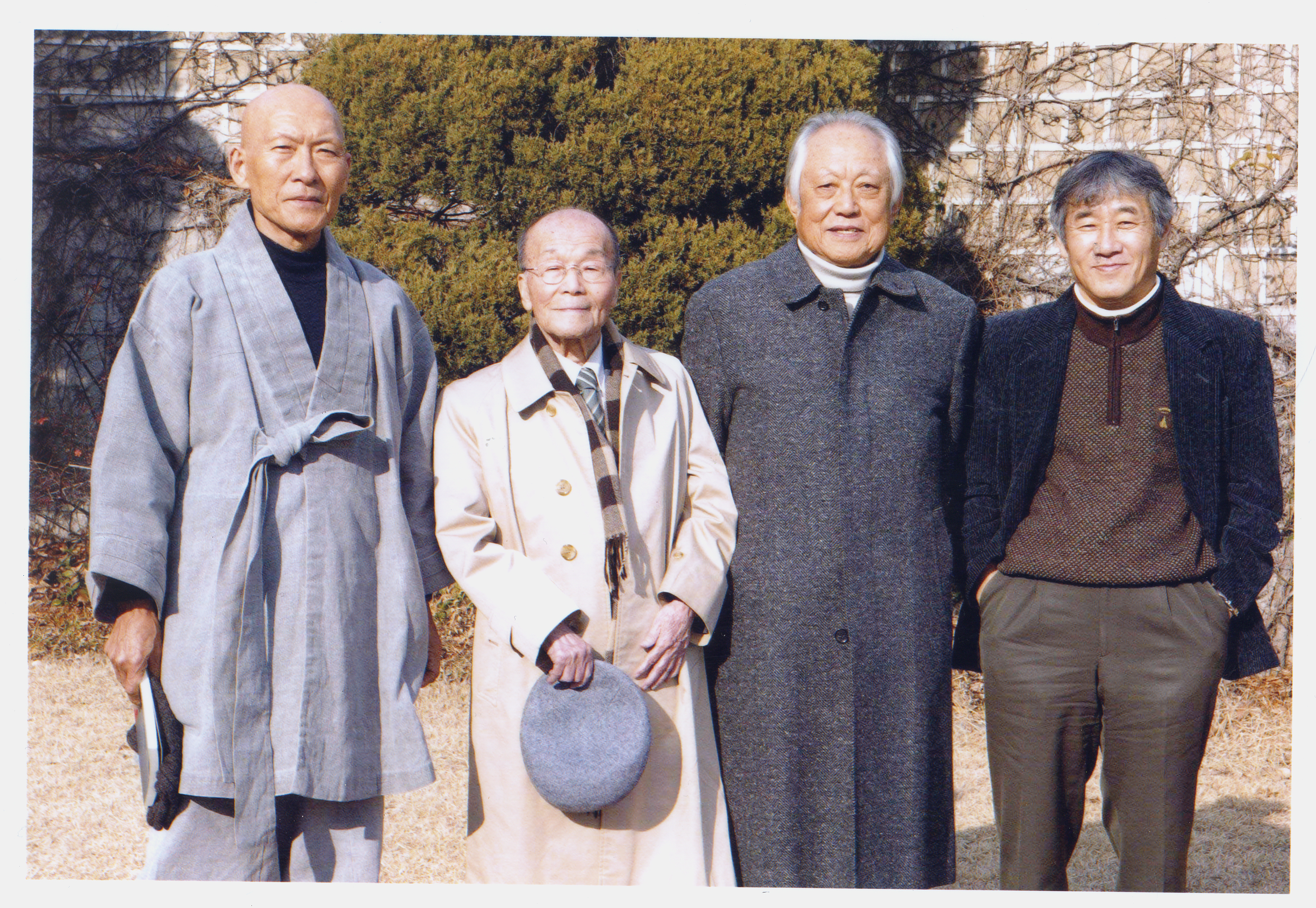 2003년 샘터 창간 33주년, 지령 400호 기념 대담 후 포즈를 취한 샘터 관계자들. 왼쪽부터 법정 스님, 피천득 수필가, 김재순 전 샘터 발행인, 최인호 소설가.샘터 제공