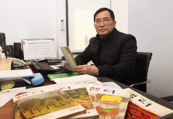 12일 서울 혜화동 샘터 사무실에서 김성구 발행인이 샘터 창간호부터 50주년 기념호까지 소개하고 있다. 2020.3.12오장환 기자 5zzang@seoul.co.kr