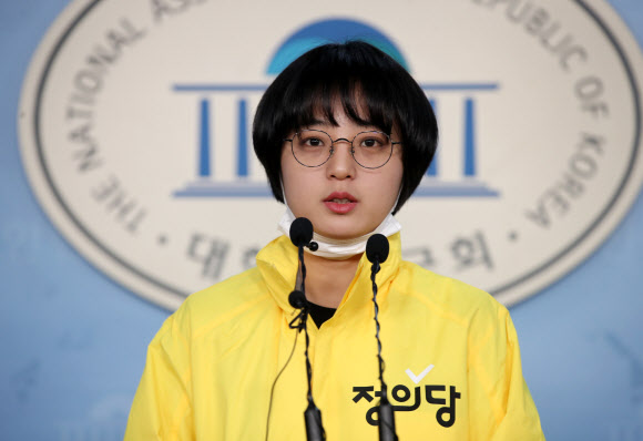 ‘대리게임’으로 도덕성 논란에 휩싸였다 재신임을 받은 정의당 비례대표 후보인 류호정 씨가 16일 국회 정론관에서 입장을 밝히고 있다. 2020.3.16 연합뉴스