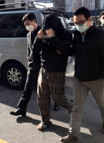 유치장 들어가는 텔레그램 성착취물 유료채널 운영 20대 - 이른바 텔레그램 ‘박사방’을 운영하며 미성년자 등을 상대로 성 착취물을 제작하고 유포한 혐의를 받는 20대 피의자 A씨가 구속 전 피의자 심문(영장실질심사)을 마친 뒤 서울 종로경찰서 유치장으로 들어가고 있다. A씨는 ‘혐의를 인정하느냐’, ‘피해자에게 하고 싶은 말이 있느냐’ 등 취재진의 질문에 답변하지 않았다. 2020.3.19 연합뉴스