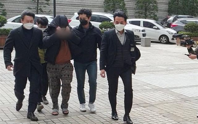 텔레그램 n번방 ‘박사’ 20대 영장심사 출석 - 텔레그램에서 미성년자를 성적으로 착취하는 내용의 영상물을 공유하는 ‘n번방’ 사건의 핵심 피의자인 일명 ‘박사’로 지목되는 20대 남성 조모씨가 19일 서울 서초구 서울중앙지법에서 구속 전 피의자심문에 출석하고 있다.2020.3.19 뉴스1