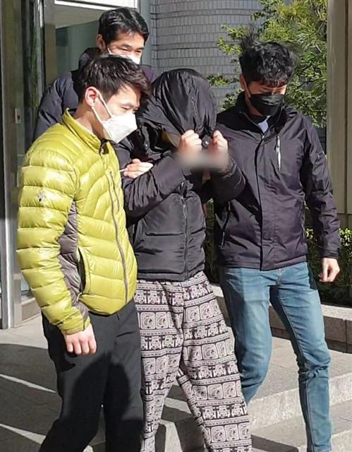 ‘n번방 박사’ 유력 피의자, 구속영장 심사 - 텔레그램에서 미성년자를 성적으로 착취하는 내용의 영상물을 공유하는 ‘n번방’ 사건의 핵심 피의자인 일명 ‘박사’로 지목되는 20대 남성 조모씨가 19일 서울 서초구 서울중앙지법에서 구속 전 피의자심문을 마치고 법원을 나서고 있다.2020.3.19/뉴스1