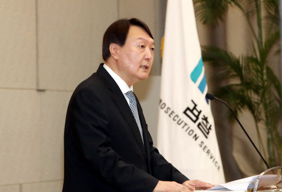 윤석열 검찰총장이 지난달 10일 서울 서초구 대검찰청에서 열린 전국 지검장 및 선거 담당 부장검사 회의에서 인사말을 하고 있다. 연합뉴스