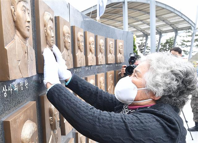 2010년 천안함 피격으로 희생된 고(故) 민평기 상사의 어머니 윤청자 여사가 26일 경기 평택 해군 제2함대사령부에서 열린 ‘제10주기 천안함 46용사 추모행사’에서 민 상사의 흉상을 어루만지고 있다.해군 제공