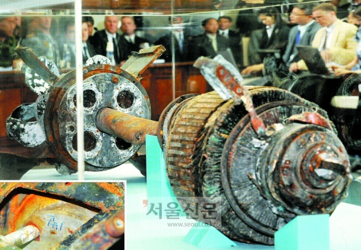 민·군 합동조사단이 2010년 6월 20일 국방부에서 천안함 침몰사건의 결정적 증거로 공개한 북한제 어뢰 CHT-02D의 추진체. 지난 15일 쌍끌이 어선을 이용해 수거한 추진체 안쪽에는 ‘1번’이란 숫자와 한글이 선명하게 적혀 있다(작은 사진). 서울신문 DB