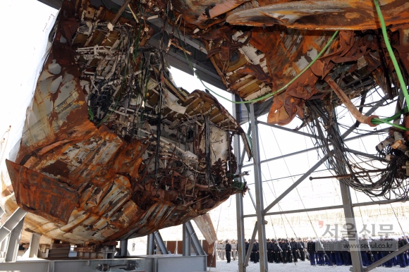 천안함 1주기를 앞두고 경기 평택시 해군 제2함대사령부에 있는 천안함 앞에사 병사들이 희생자들을 기리는 묵념을 하고 있다. 2011.3.18 서울신문 DB