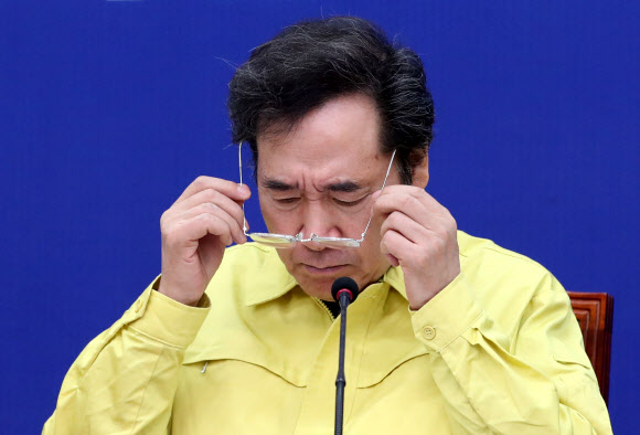 안경 쓰는 이낙연 국난극복위원장 - 30일 오전 서울 여의도 국회에서 열린 더불어민주당 중앙선거대책위원회-코로나19 국난극복위원회 연석회의에서 이낙연 국난극복위원장이 자료를 검토하기 위해 안경을 쓰고  있다. 2020.3.30 연합뉴스