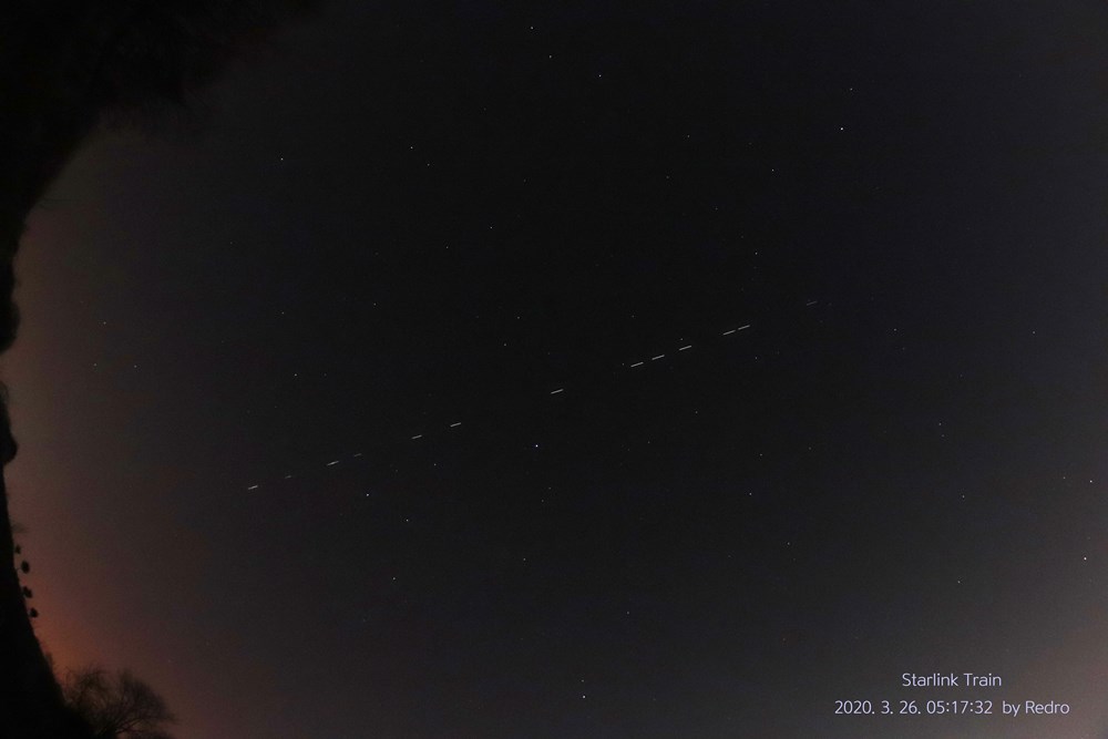 위 촬영된 사진 중 한장으로 한번에 15기의 인공위성이 지나가는 장면을 볼 수 있다.