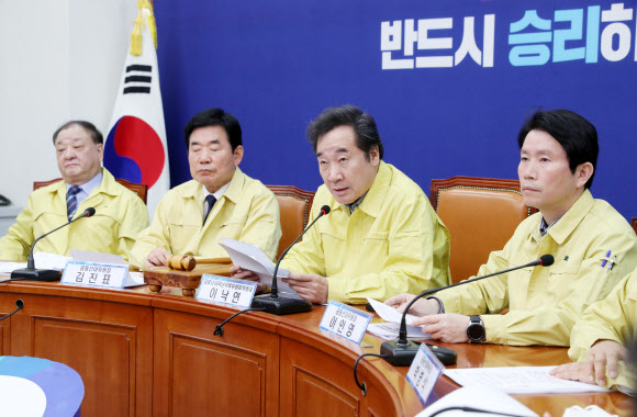 발언하는 이낙연 국난극복위원장 - 30일 오전 서울 여의도 국회에서 열린 더불어민주당 중앙선거대책위원회-코로나19 국난극복위원회 연석회의에서 이낙연 국난극복위원장이 발언하고 있다. 2020.3.30 연합뉴스