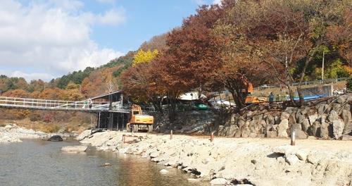 지난해 계곡 내 불법 시설물 강제 철거 모습.경기도 제공.