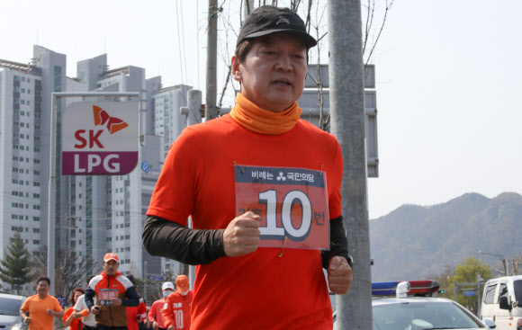 총선 D-6, 국민의당 안철수 대표 국토종주 9일차 출발 - 총선 D-6 일인 9일 오전 국민의당 안철수 대표가 대전시 동구 SK남재전IC충전소에서 국토종주 대전시 일정을 시작하고 있다. 안대표는 이날 오후 세종시에 도착한다.2020.4.9 연합뉴스