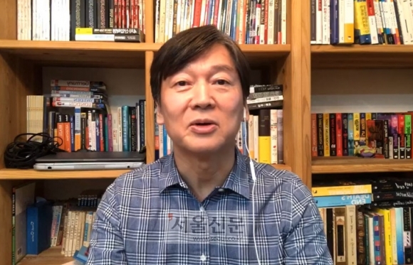 ‘자가격리’ 안철수 유튜브 방송서 모습 - 대구 의료봉사를 마치고 자가격리 중인 안철수 국민의당 대표가 17일 유튜브 ‘철수가 중계 라이브 방송’에서 자신의 근황을 알리고 있다. 철수가 중계 라이브 방송 유튜브 방송 캡처.