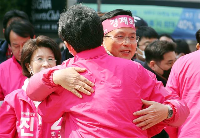 유세장에서 포옹하는 황교안·유승민 - 황교안 미래통합당 종로구 후보와 유승민 의원이 12일 서울 청계광장에서 열린 4.15 총선 대국민 호소 집중 유세에서 포옹을 하고 있다. 2020.4.12뉴스1