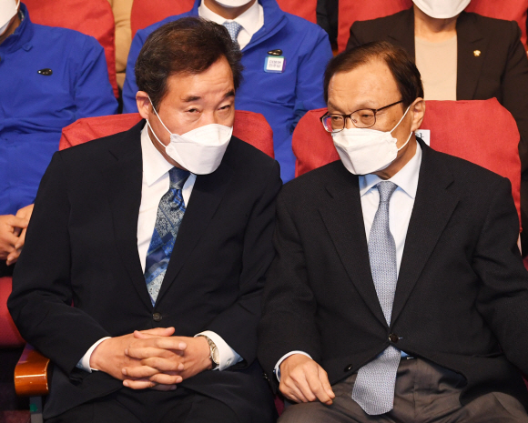 더불어민주당 이낙연, 이해찬 공동상임선대위원장등 당직자들이 15일 오후 국회 의원회관에 마련된 당 선거상황실에서 각 방송사가 발표한 출구조사 결과 방송을 지켜보고 있다. 2020.4.15김명국 선임기자 daunso@seoul.co.kr