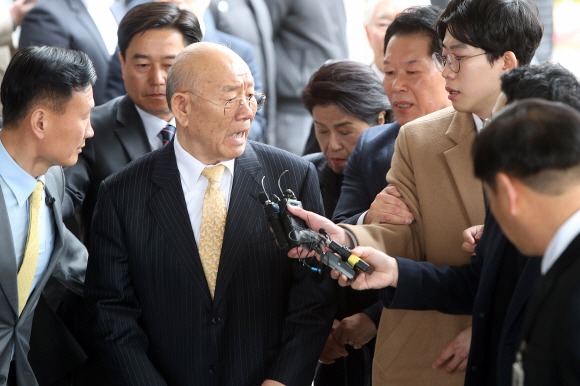 “발포 명령 부인하느냐” 묻자 발끈 - 전두환 전 대통령이 5·18 광주민주화운동이 발생한 지 39년 만에 피고인 신분으로 광주의 법정에 섰다. 11일 전씨가 광주지법에 들어서며 “발포 명령을 부인하느냐”는 취재진의 질문에 “이거 왜 이래”라고 말하고 있다. 전씨는 2017년 4월 출간한 회고록에서 5·18 당시 헬기 사격을 목격했다고 증언한 고 조비오 신부를 ‘파렴치한 거짓말쟁이’라고 비난하는 등 명예를 훼손한 혐의로 기소됐다. 광주 정연호 기자 tpgod@seoul.co.kr