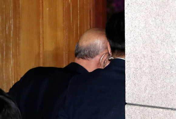 전두환 연희동 자택 도착 - 27일 광주지방법원에 출석해 5?18 민주화운동 희생자 사자명예훼손 재판을 마친 전두환 전 대통령이 이날 밤 서울 서대문구 연희동 자택으로 들어가고 있다. 2020.4.27 연합뉴스