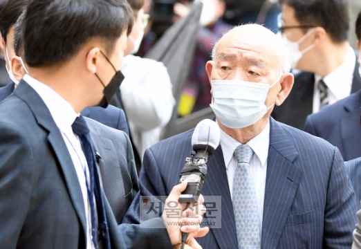 “왜 책임지지 않나” 질문에 쏘아보는 전두환 - 5·18 민주화운동 희생자의 명예를 훼손한 혐의로 기소된 전두환(89) 전 대통령이 27일 광주 동구 광주지법에서 열린 재판에 출석하러 가는 길에 마이크를 들이댄 기자를 바라보고 있다. 전씨는 “수많은 사람이 죽었는데 왜 책임지지 않는가”라는 취재진의 질문에 답하지 않았다. 전씨는 이날 헬기 사격은 없었다며 혐의를 부인했다.광주 박윤슬 기자 seul@seoul.co.kr