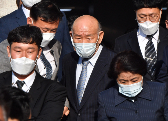 광주민주화운동과 관련해 고 조비오 신부의 명예를 훼손한 혐의로 기소된 전두환 씨가 27일 오후 광주 동구 광주지방법원에서 열린 재판 출석을 마친 후 법원을 나서고 있다.2020. 4. 27 박윤슬 기자 seul@seoul.co.kr