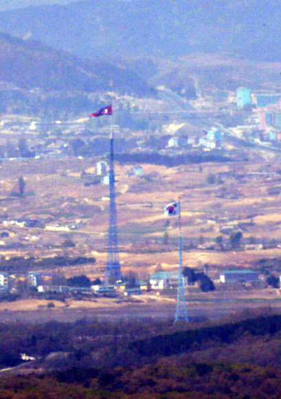 펄럭이는 태극기와 인공기 - 북한 김정은 국무위원장이 건강 이상설에 휩싸인 가운데 26일 경기도 파주시 접경지역에서 바라본 서부전선 비무장지대(DMZ)에서 남한 대성동 마을의 태극기와 북한 기정동 마을의 인공기가 마주 보고 있다. 2020.4.26 연합뉴스