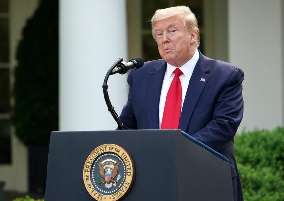 백악관 로즈가든에서 코로나19 기자회견 하는 트럼프 - 도널드 트럼프 미국 대통령이 27일(현지시간) 백악관 로즈가든에서 신종 코로나바이러스 감염증(코로나19) 대응에 관한 기자회견을 하고 있다. 백악관은 이날 오후 5시에 백악관 브리핑룸에서 열 예정이었던 태스크포스(TF) 브리핑을 취소한다고 오전에 공지했으나 오후 들어 이를 다시 변경해 같은 시간에 로즈가든에서 기자회견으로 진행했다. 2020.04.28.워싱턴 AFP 연합뉴스
