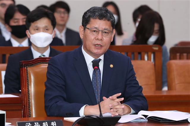 김연철 통일부 장관이 28일 오전 서울 여의도 국회에서 열린 외교통일위원회 전체회의에서 김정은 북한 국무위원장 신변이상설 관련 질의에 답하고 있다. 2020.4.28 뉴스1