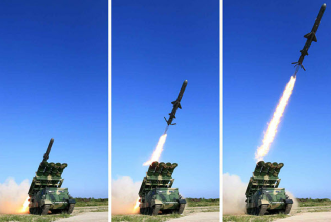 합참은 14일 북한이 총선 하루 전인 이날 강원도 문천 일대에서 순항미사일 여러발을 발사했다고 밝혔다. 사진은 북한이 2017년 6월 김정은 국무위원장 참관 하에 시험발사한 신형 지대함 순항미사일.노동신문.