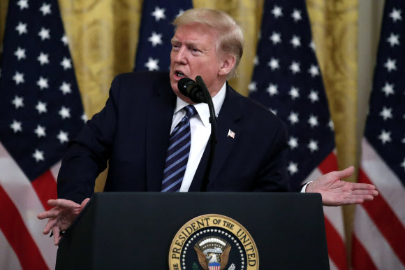 - 도널드 트럼프 미국 대통령은 30일(현지시간) 백악관 이스트룸에서 노인층 보호를 위한 행사 도중 취재진의 질문에 답하고 있다.워싱턴 AP 연합뉴스