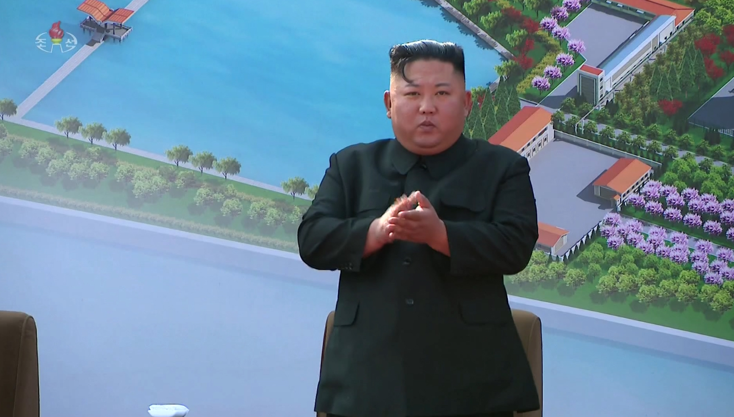 북한 김정은 국무위원장이 노동절이었던 지난 1일 순천인비료공장 준공식에 참석했다고 조선중앙TV가 2일 보도했다. 김 위원장이 준공식 현장에서 손뼉을 치고 있다. 조선중앙TV 화면 캡처