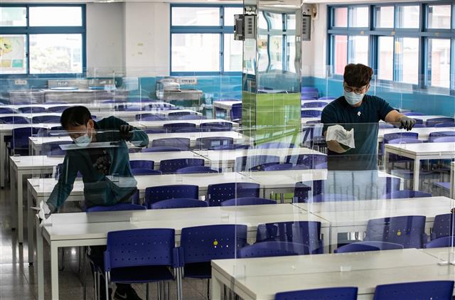 투명 가림막 설치되는 고등학교 급식실 - 고등학교 개학을 시작으로 순차적 등교를 앞둔 7일 오후 서울 성동구 무학여자고등학교 급식실에 사회적 거리두기 일환으로 투명 가림막이 설치되고 있다. 2020.5.7 뉴스1